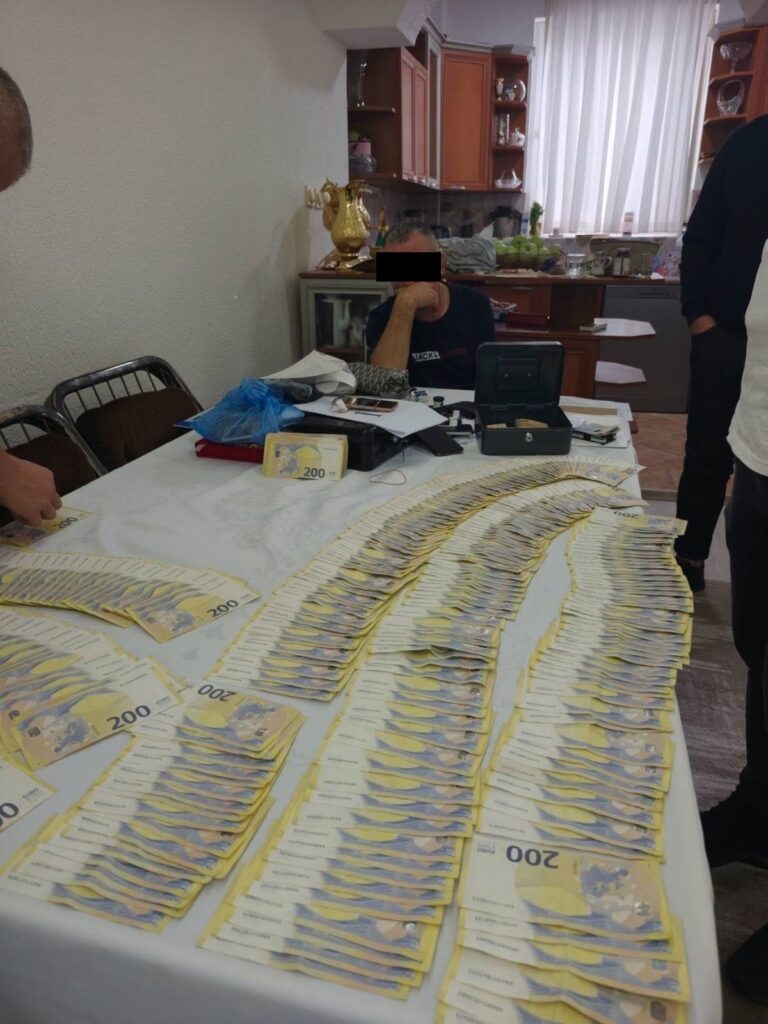 (ФОТО) Голема полициска акција: Уапсени шест лица, запленети над 100.000 евра, злато, цигари и лекови за криумчарење и корупција