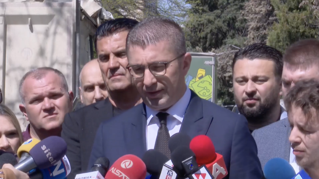 Мицкоски: Експерти бараат решение за јазиците по Устав, опозицијата преку протести се обидува да ја дестабилизира државата