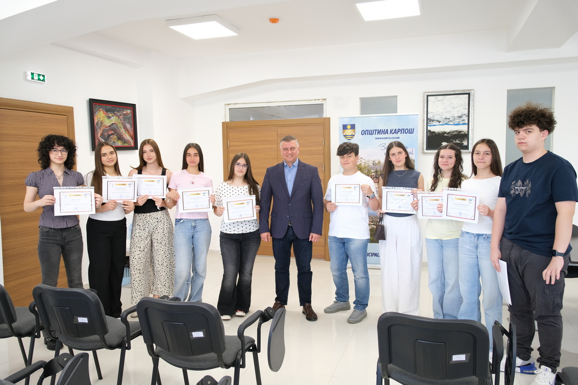 10.000 денари и бесплатно летување во Грција – една скопска општина ги награди првенците на генерација