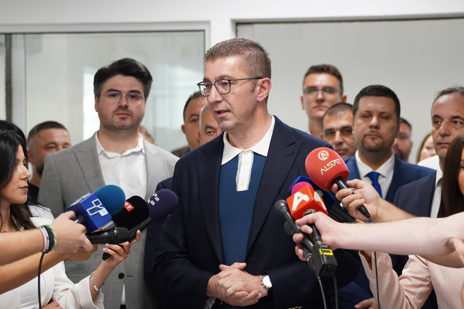 Мицкоски најави викенд-средби со ВРЕДИ и ЗНАМ за реконструкција на Владата