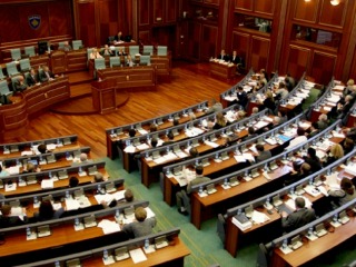 Косовскиот парламент ја отфрли пресудата за воени злосторства против Тачи